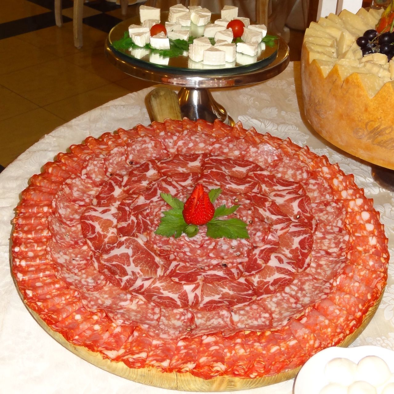 HIGH ANGLE VIEW OF CAKE WITH FRUITS ON TABLE