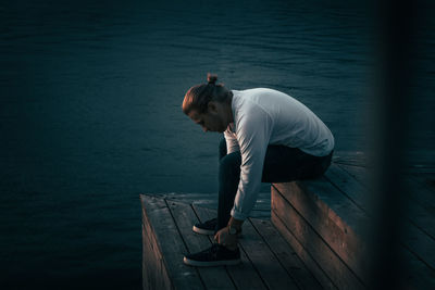 Side view of young man looking at sea