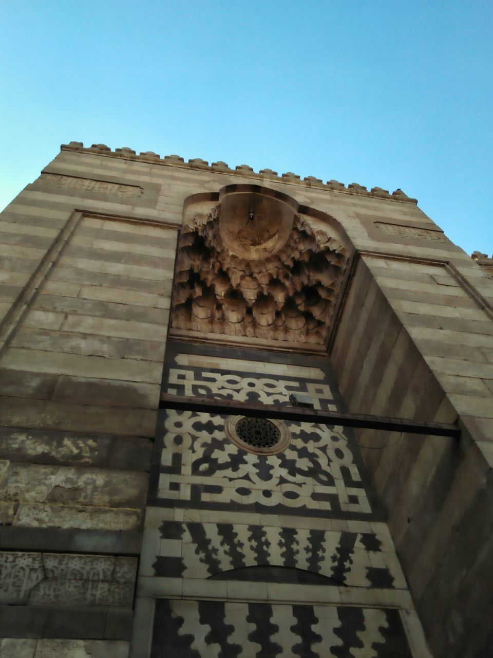 LOW ANGLE VIEW OF ORNATE BUILDING AGAINST CLEAR SKY