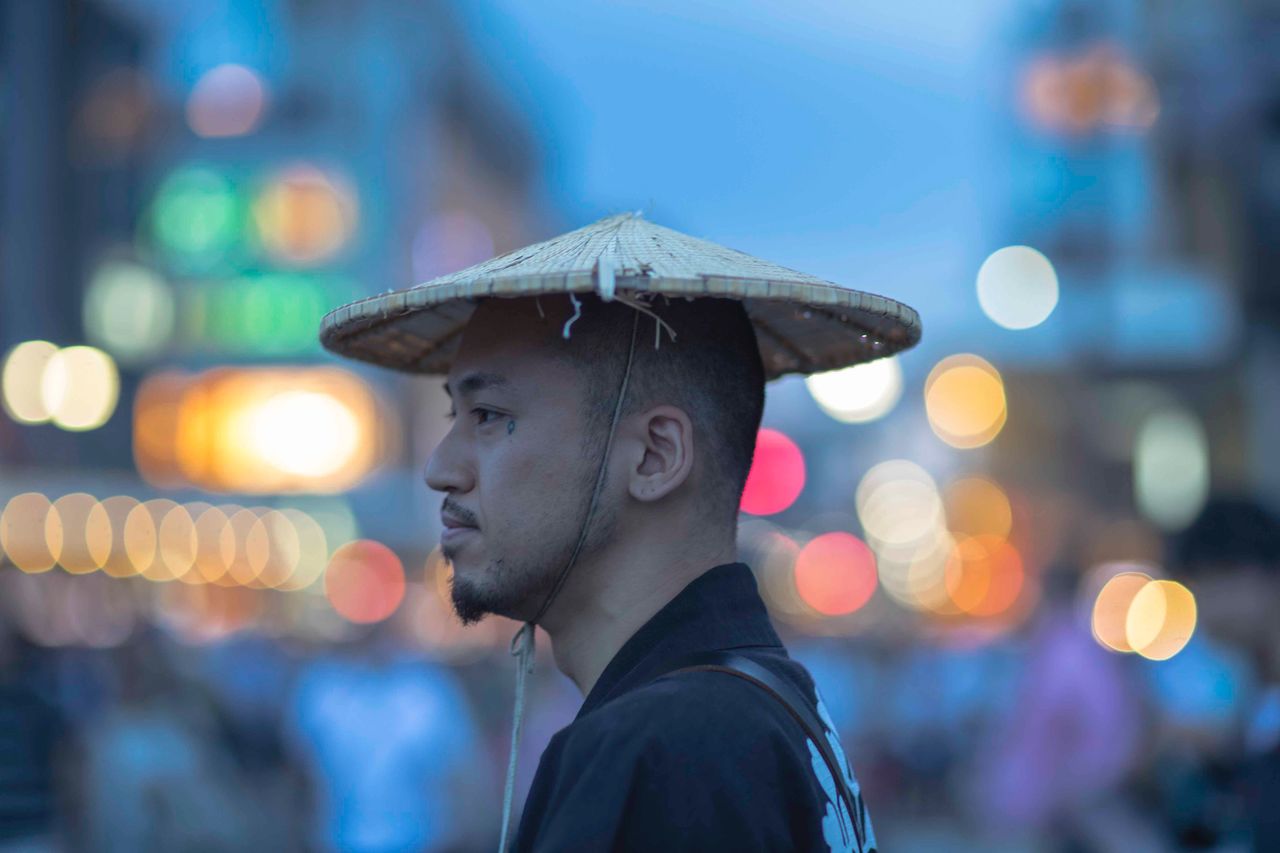 DEFOCUSED IMAGE OF WOMAN IN CITY