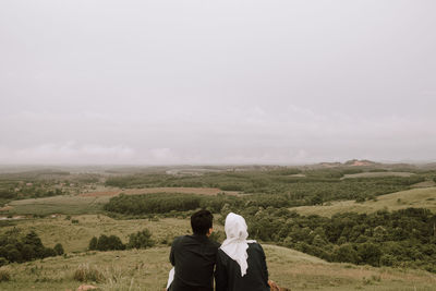 Man and women looking in the sky