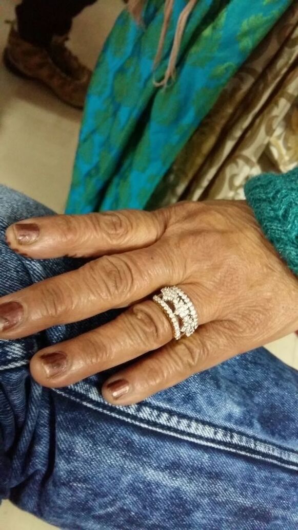 CLOSE-UP OF WOMAN HAND ON FINGER