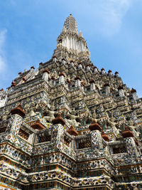 Main spire at the wat arun temple, temple of dawn, stretching towards the sky in bangkok, thailand.