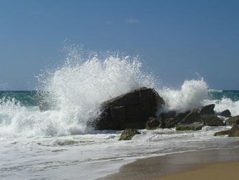 Waves splashing on rocks