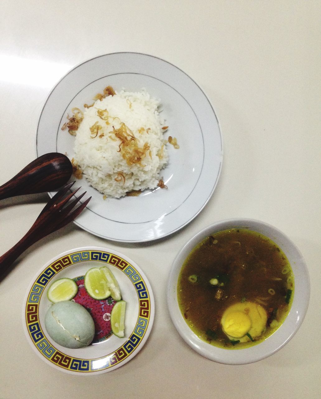 CLOSE-UP OF FOOD IN PLATE