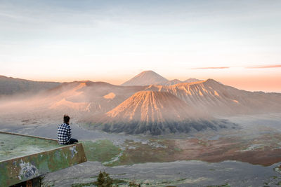 Man sitting against mountain