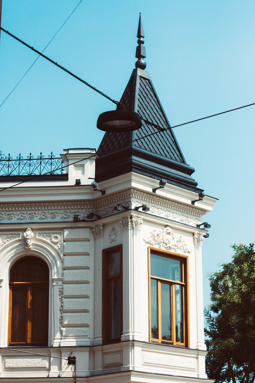 LOW ANGLE VIEW OF BUILDING AGAINST CLEAR SKY