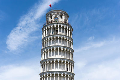 Leaning tower of pisa against sky