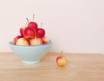 Close-up of apples in bowl