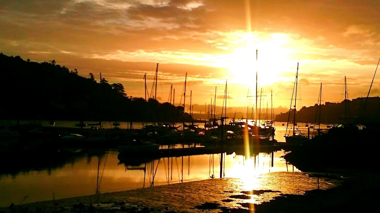 SILHOUETTE BOATS MOORED IN LAKE AGAINST SKY DURING SUNSET