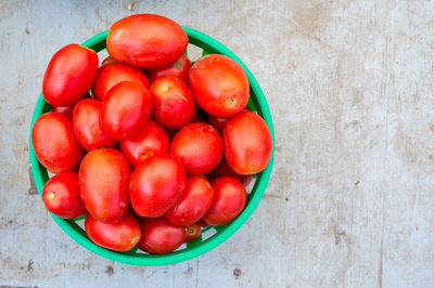 Directly above shot of tomatoes in bowl on table