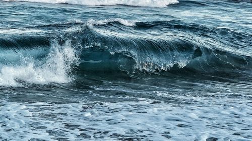 Waves splashing in sea