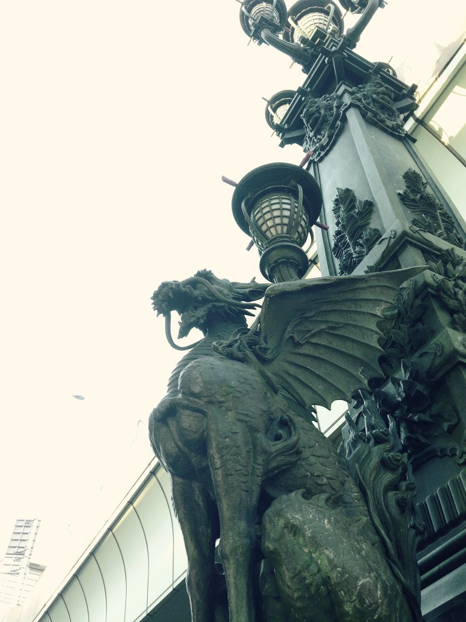 LOW ANGLE VIEW OF STATUE AGAINST BUILDING AGAINST SKY