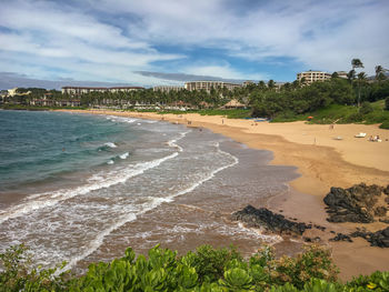 Scenic view of wailea beach on the hawaiian island of maui, usa against sky