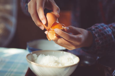 Close-up of hands holding egg