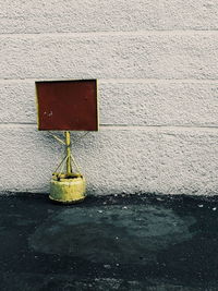 Arrow symbol on wall