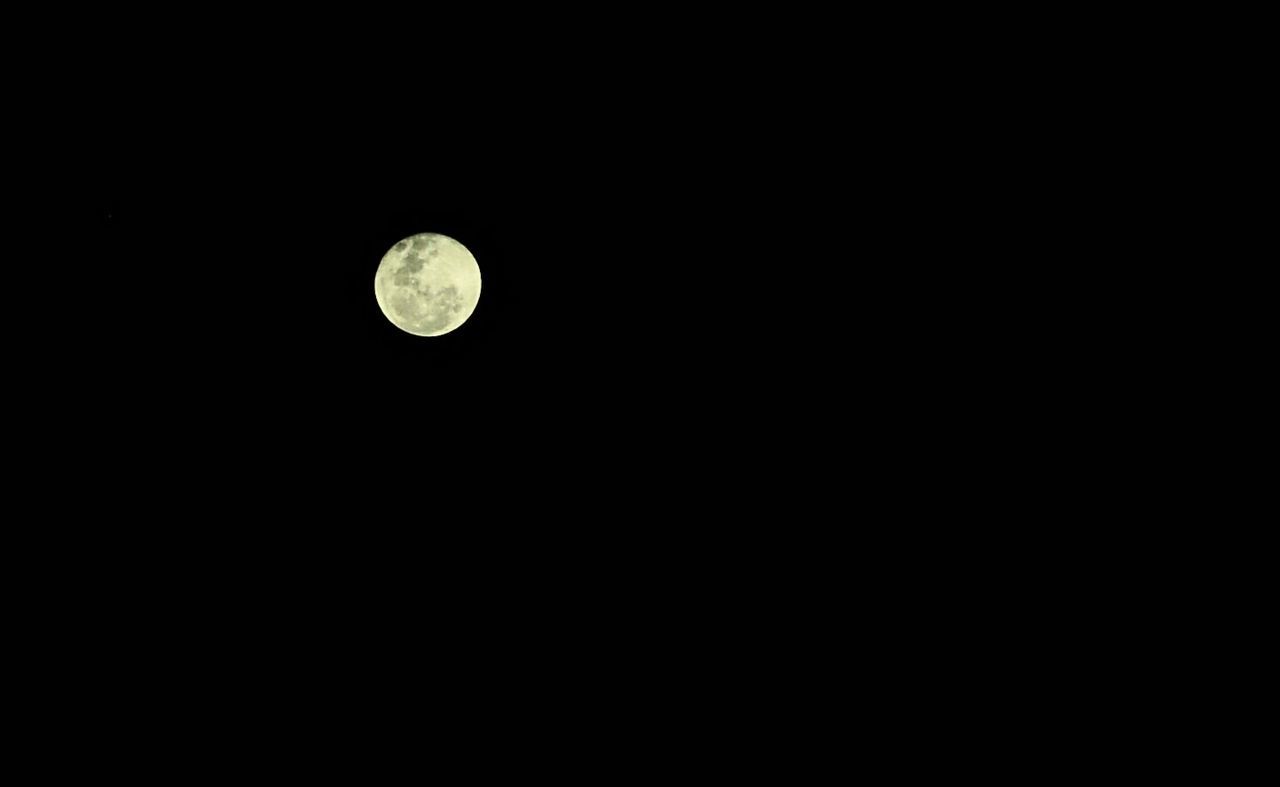 moon, astronomy, night, full moon, planetary moon, tranquil scene, beauty in nature, tranquility, scenics, circle, copy space, low angle view, moon surface, space exploration, nature, discovery, dark, sky, clear sky, majestic