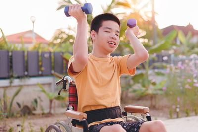 Portrait of young woman exercising in gym