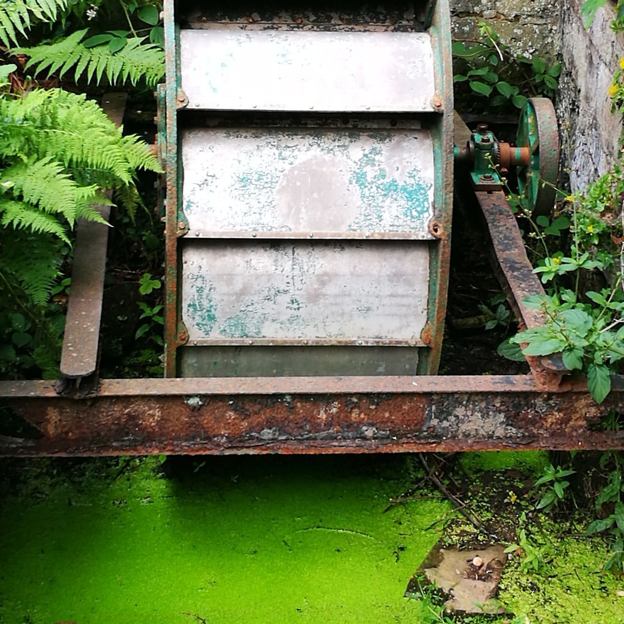 CLOSE-UP OF RUSTY METAL STRUCTURE