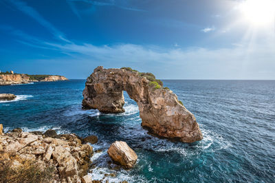 Es pontas - scenic view of sea and rock against sky