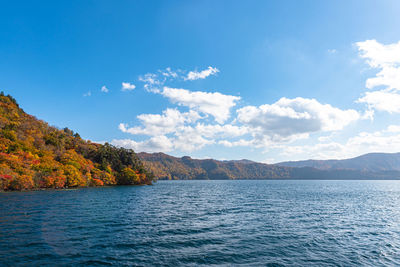 Lake towada utumn foliage scenery. towada-hachimantai national park in tohoku region. aomori, japan.