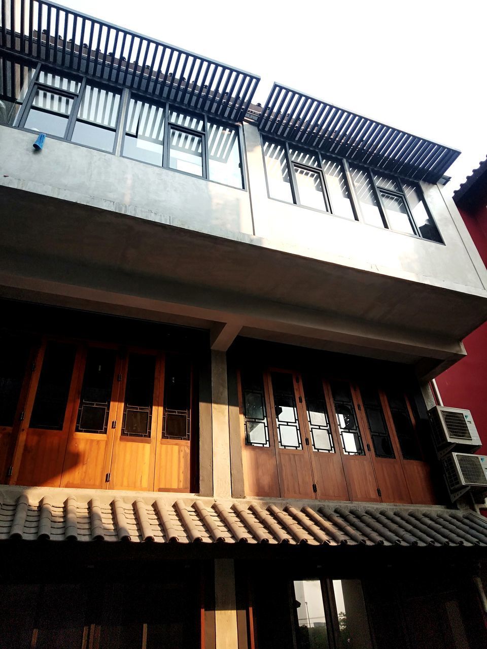 LOW ANGLE VIEW OF OLD BUILDING AGAINST CLEAR SKY