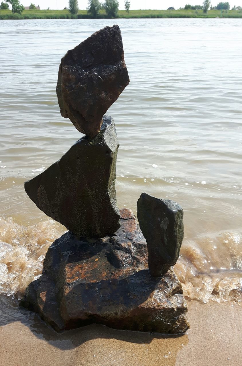 CLOSE-UP OF ROCKS ON ROCK