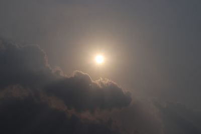 Low angle view of sun shining in sky