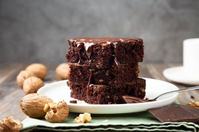 Close-up of chocolate cake in plate on table