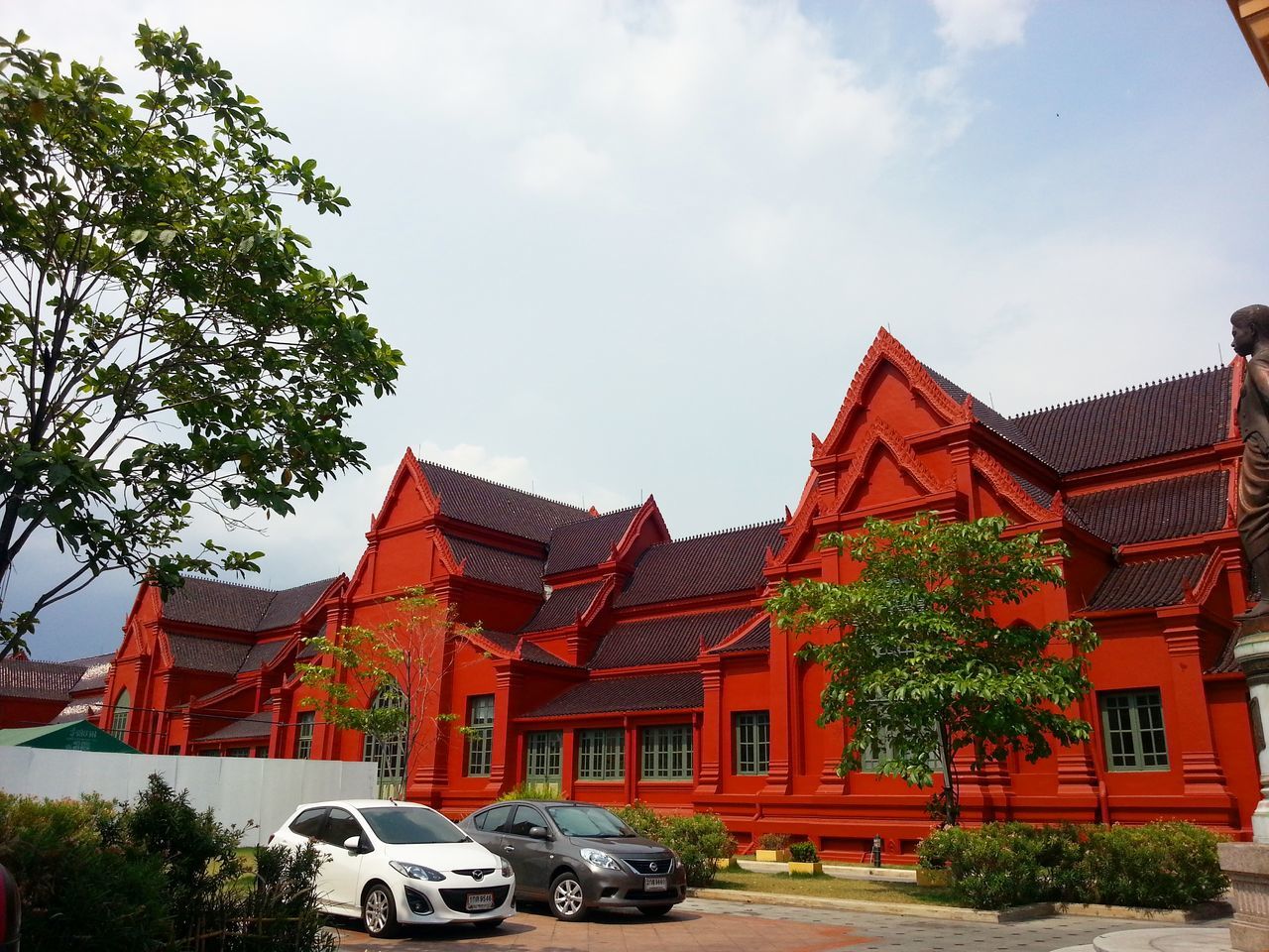 building exterior, architecture, built structure, sky, tree, land vehicle, car, house, residential building, transportation, residential structure, mode of transport, cloud - sky, day, street, cloud, outdoors, city, low angle view, window