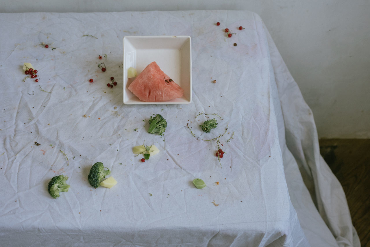 HIGH ANGLE VIEW OF ICE CREAM ON TABLE