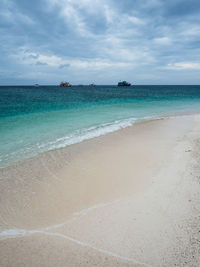 View of koh nang yuan island white sand beach, turquoise sea and boat. near koh tao island, thailand