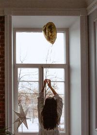 Woman with the golden balloo