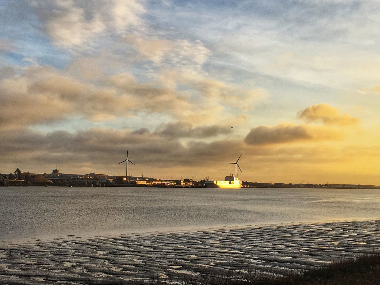 SAILBOAT BY SEA AGAINST SKY AT SUNSET