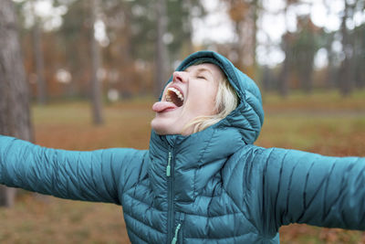Portrait of a smiling young woman in winter