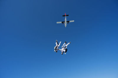 Skydivers in air