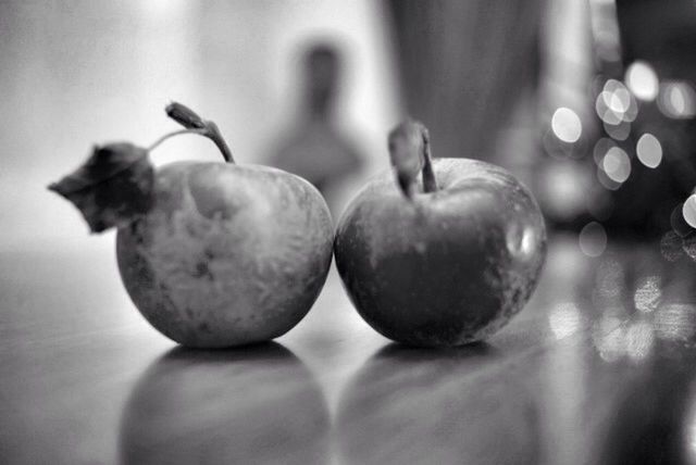 close-up, indoors, food and drink, healthy eating, focus on foreground, fruit, freshness, still life, food, selective focus, table, no people, large group of objects, ripe, group of objects, organic, apple, medium group of objects, sphere, apple - fruit