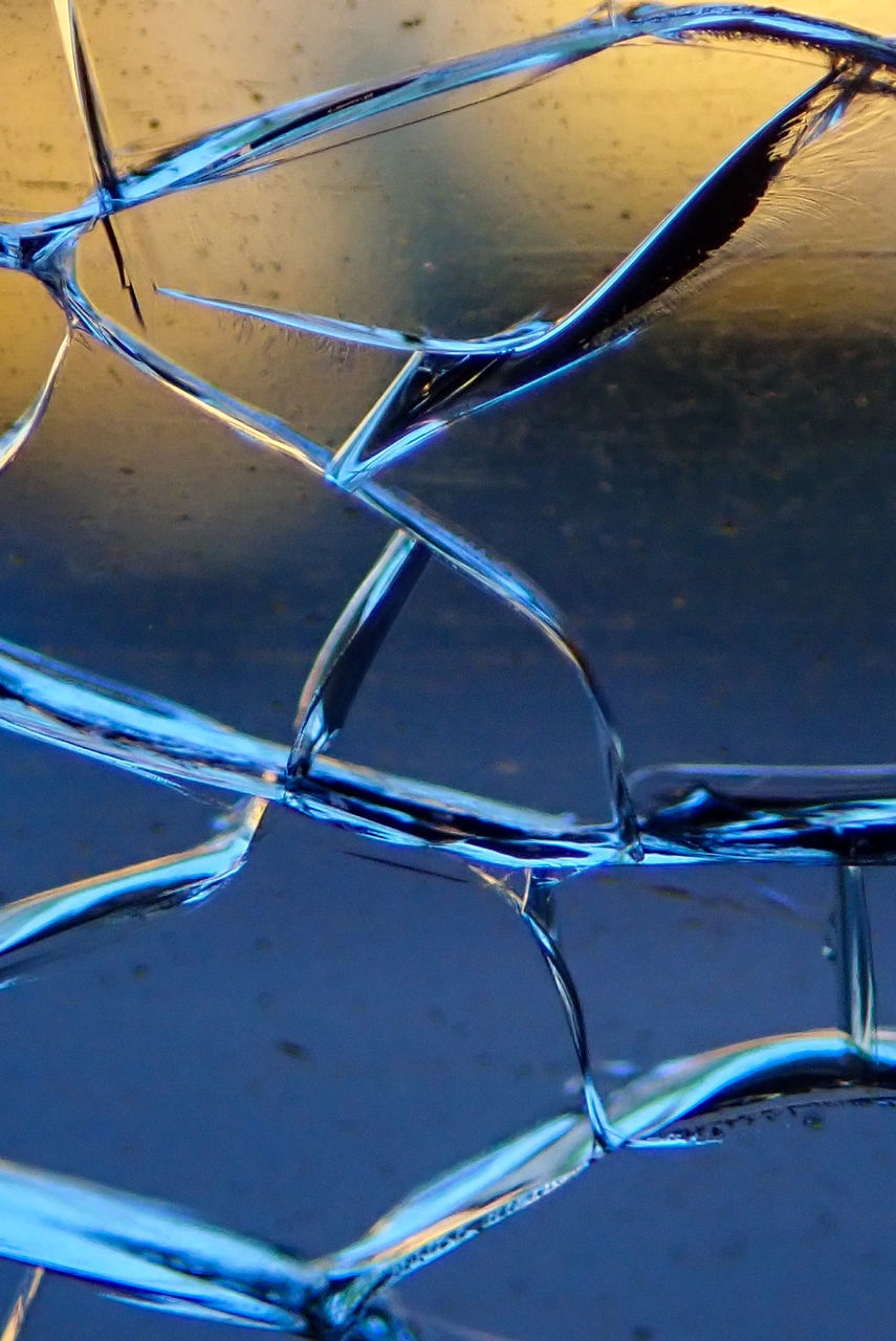 CLOSE-UP OF WATER DROP ON GLASS