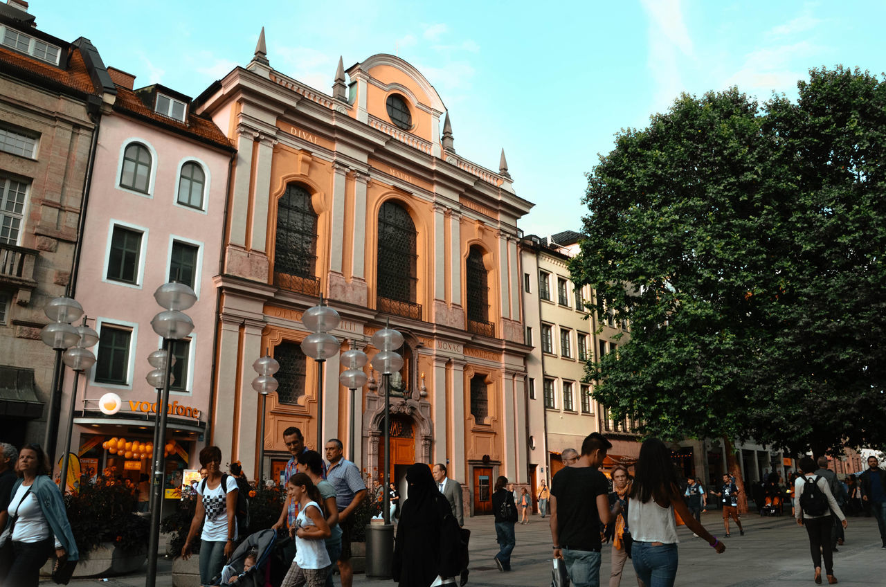 building exterior, architecture, large group of people, real people, built structure, men, tree, women, walking, outdoors, sky, day, city, people