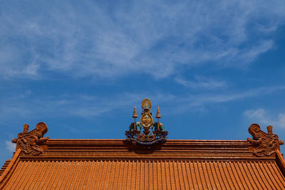 Low angle view of statue against cloudy sky