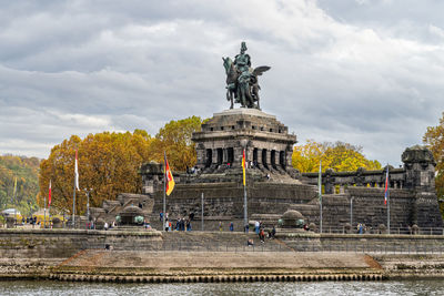 Statue of historical building against cloudy sky