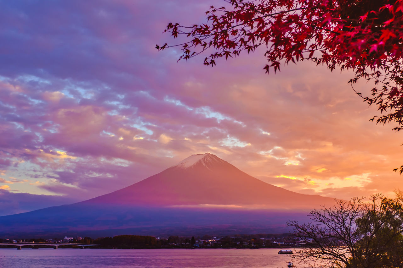 SCENIC VIEW OF MOUNTAINS AGAINST SKY AT SUNSET