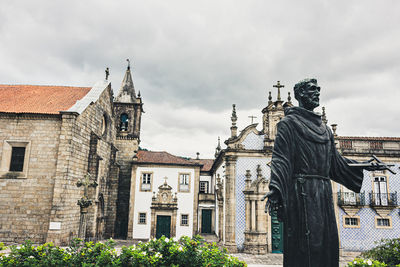 Statue of historic building against sky