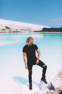 Full length of man looking at sea against sky