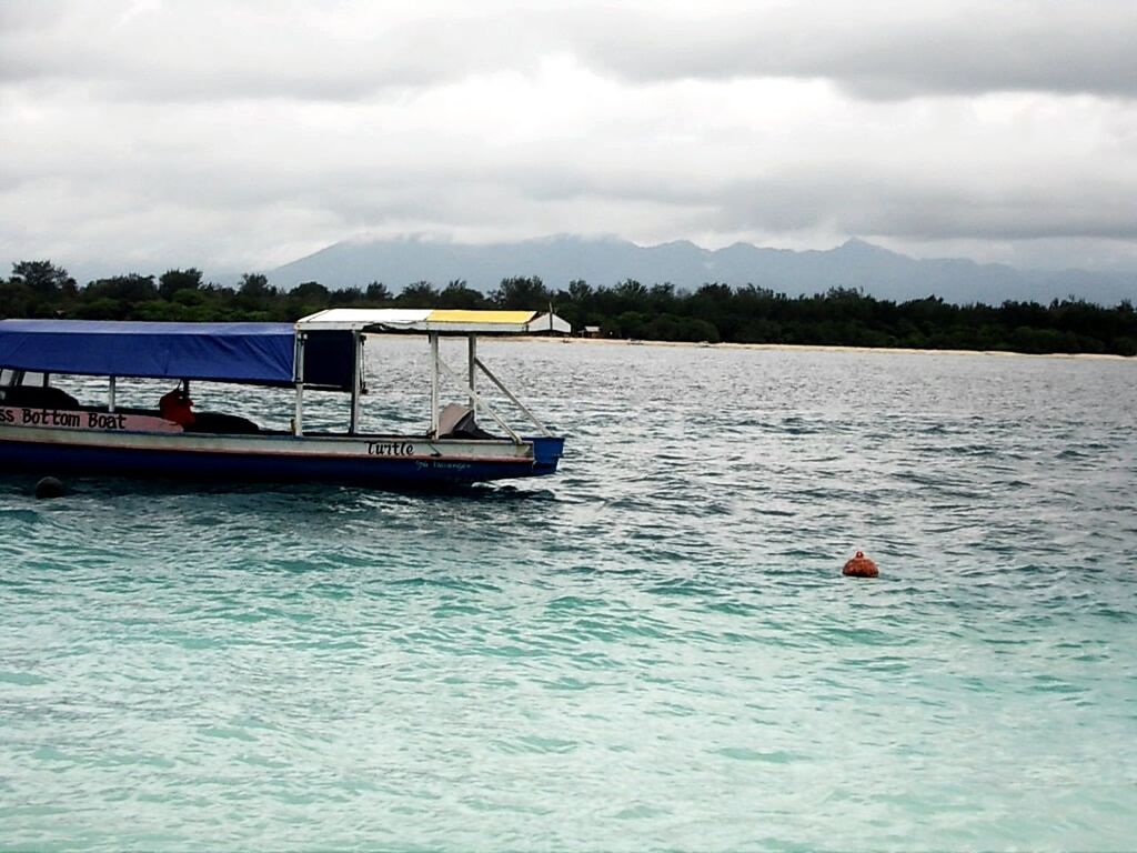 water, sky, nautical vessel, waterfront, cloud - sky, transportation, boat, mode of transport, cloudy, tranquil scene, rippled, tranquility, sea, cloud, scenics, nature, beauty in nature, lake, tree