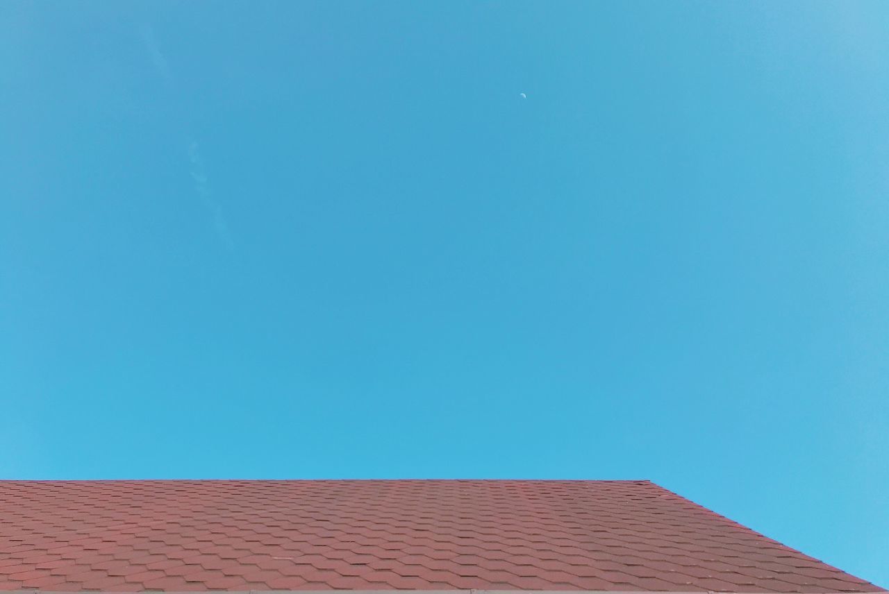 LOW ANGLE VIEW OF BUILDING ROOF AGAINST CLEAR BLUE SKY