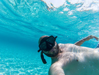 Man swimming under sea