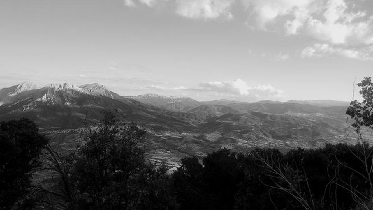 SCENIC VIEW OF MOUNTAIN AGAINST SKY