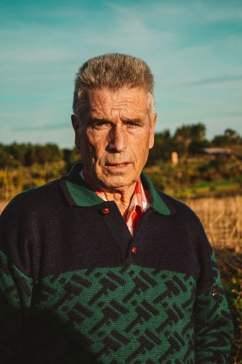 PORTRAIT OF MID ADULT MAN AGAINST SKY