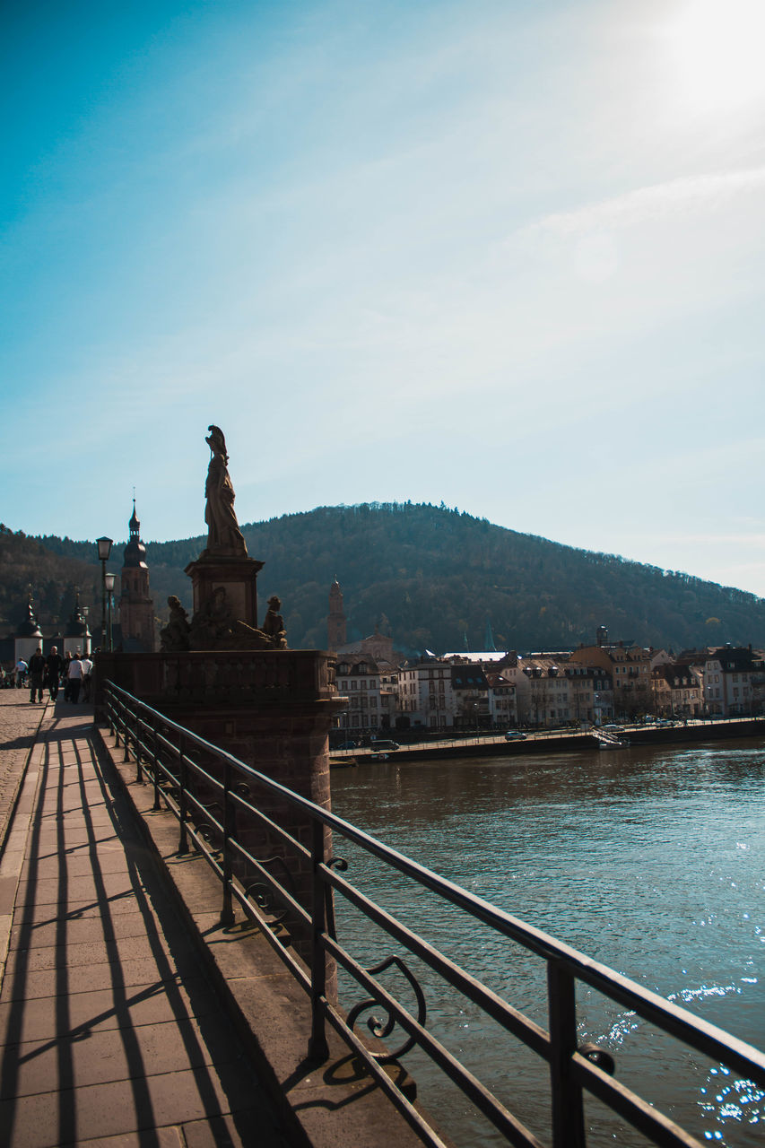 STATUE IN CITY